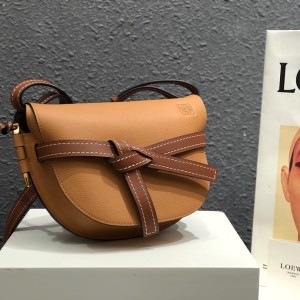 Loewe Small Gate bag in soft grained calfskin Shoulderbag 56T20 Cameo/Brown