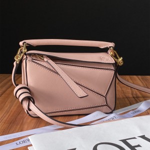 Loewe Mini Puzzle bag in classic calfskin Shoulderbag Light Pink 3000