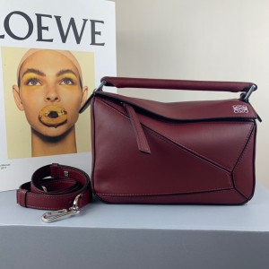 Loewe Small Puzzle bag in classic calfskin Shoulder bag Wine 3001-11