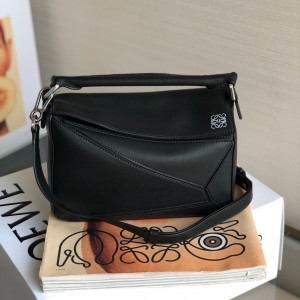 Loewe Small Puzzle bag in classic calfskin Shoulder bag Black 3001-8