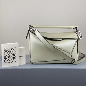 Loewe Small Puzzle bag in classic calfskin Shoulder bag Pearlescent green 3001-23